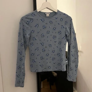 Blommig tröja - Supersöt ljusblå blommig tröja från monki! Köpt förra året 💗 nästan oanvänd oh i super fint skick 🤗 pris kan diskuteras 