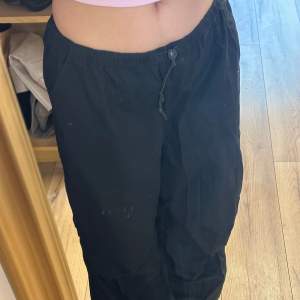 Säljer ett par parachute pants som inte kommer till andväning💕 jag är 157 och den är lite lång på mig💕