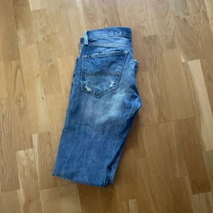 Ralph lauren (Denim&supply) jeans - Snygga vintage jeans med fina slitningar! Ralph Lauren Denim&supply. Strlk 29/32 (passar 30/32) - Hör av er vid frågor eller fler bilder😆