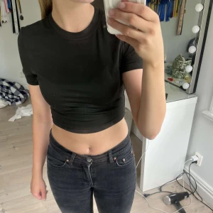  t-shirt - Svart T-shirt i storleken XS 35cm Axelbrätt  36 lång 