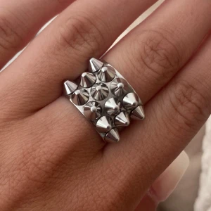 Edblad ring - Silvrig edbladring i nyskick. Använd typ 3 ggr. Säljer pga att jag är en guldperson! Mått= 17,50. Skriv för fler bilder eller mer info🥰