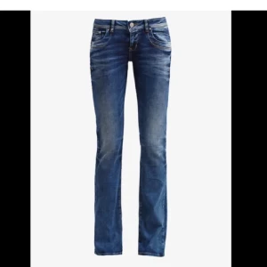 Ltb jeans valerie  - Så fina från ltb! Slutsålda på hemsidan & sitter så fint lowwaist❤️❤️