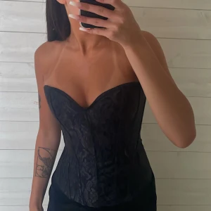 Korsett - Svart korsett men snörning där bak och dragkedja på sidan💗