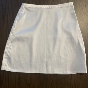 ljusblå silkes kjol  - tråd har släppt på flera ställen, har en fläck som endast syns i vissa ljus, väldigt gullig, passar även bra om man ska på tema-fest, princess liknande