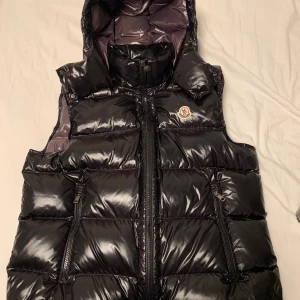 Moncler väst - Det är Toppen kvalite. Kom i dm Skicket är bra Jag säljer den då jag inte använder den Tveka inte med frågor:)