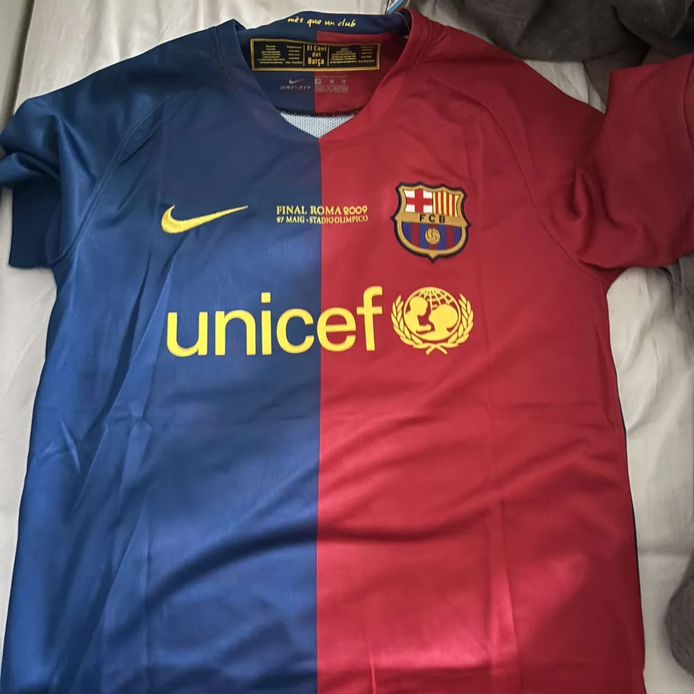 Säljer denna underbara tröjan för att jag inte har använt den. Retro tröja från 2008-2009 med Messi på ryggen. Aldrig använd tröja därför skick 10/10. Vid frågor bara hör av er. . T-shirts.