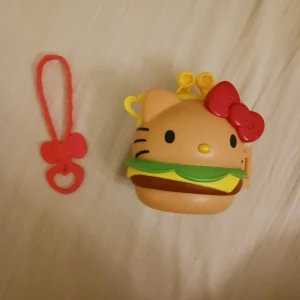 Hello Kitty leksak - Hello Kitty hamburgare leksak, allt i bilden ingår! I perfect skick :) Skriv gärna om ni har någon fråga!