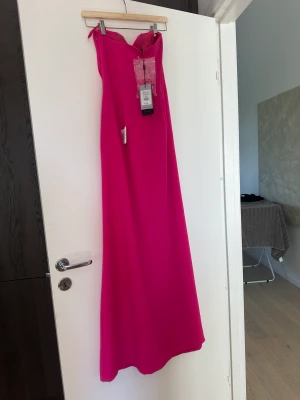 Rosa långklänning - helt NY! Från NK - Köptes på NK och är ej använd. Storlek 10 och är ungefär som en 36! Lapparna är kvar. 