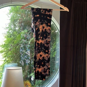 Stronger byxor  - Säljer ett par stronger byxor. Modellen säljs nog inte längre. Dom har massa coola färger och en hög midja. 