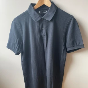 Dressmann Pikétröja M - Svart kortärmad pikétröja från Dressmann | Storlek M | Mycket bra skick 👍  Kolla in min profil för fler pikétröjor, skjortor och annat storlek M/L 💸