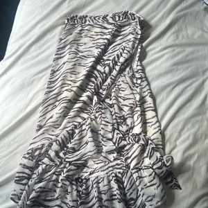 Tigrerad omlott knyt kjol med slit  - Fin kjol med slit, inga defekter förutom bandet som blivit lagat men syns inte då det är på insidan 🐅 