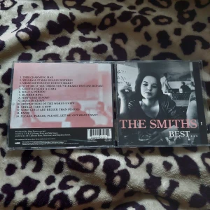 The Smiths - Best Of 1 CD - The smiths cd! lite skrapig men ingenting som stör uppspelningen, så länge jag vet. Tror däremot att den hackar lite på Please, please please. Men i gott skick däröver!