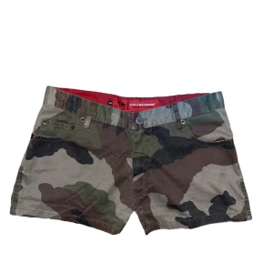 Vintage camo shorts - Vintage mid rise eller lowrise shorts från diverse i kamouflagemönster, strl XS eller en mindre S  Midja: 35cm, längd 27cm