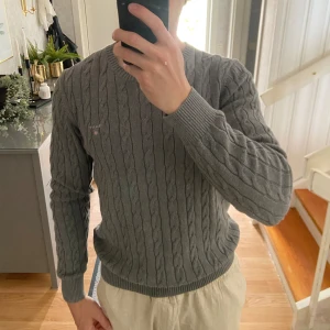 Gant tröja i large  - Säljer denna då den knappt kommit till användning. Jag är cirka 186 cm och väger 85 kg.