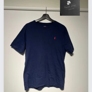 Ralph lauren T-shirt - Använd ca 5 gånger, riktigt bra skick, till guldpris hos resel_edge, hör av dig om du undrar något:) XL i barn storlek, motsvarar M i vuxen