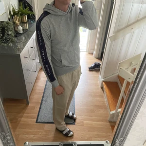 Gant hoodie i storlek large  - Säljer denna då den knappt kommit till användning. Jag är cirka 186 cm och väger 85 kg. 