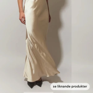 Satinkjol - Lång satinkjol från ginat tricot. Slutsåld i nästan alla storlekar. Nypris 400kr. Använd 1 gång. Storlek 38 men stretch så passar mer som en s-m