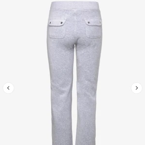 Juicy byxor - Säljer mina gråa juicy byxor som inte kommer till användning längre, de är i storlek M. Hade kunnat tänka mig byta till en annan färg i storlek S. Dem är i bra skick. Köparen står för frakten💕 Skriv vid frågor💕