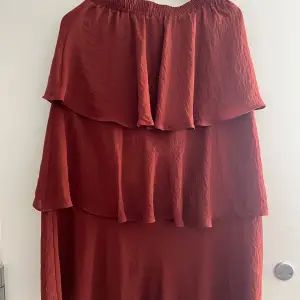 En roströd kjol som är så delning och fin men tyvärr lite för liten för mig. Storlek 36 från Gina tricot. 💕