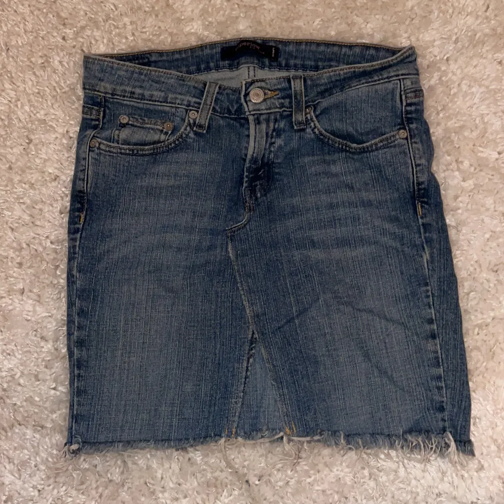 Levi’s ”superlow 518”  Väldigt fin jeans kjol från Levis. I väldigt bra skick. Storlek Small (36). Kjolar.