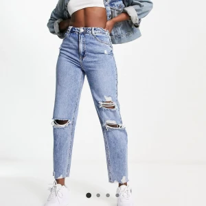 Pimkie - Blå mom jean med revor - Nytt skick, provat endast en gång. Ej använd då den är för liten! Storlek EU 42. 