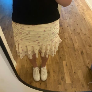 Somrig kjol från gina tricot stl m - Köpte förra sommaren, helt oanvänd  Finns på vinted också🙏 Kan skicka fler bilder och mått om det önskas 