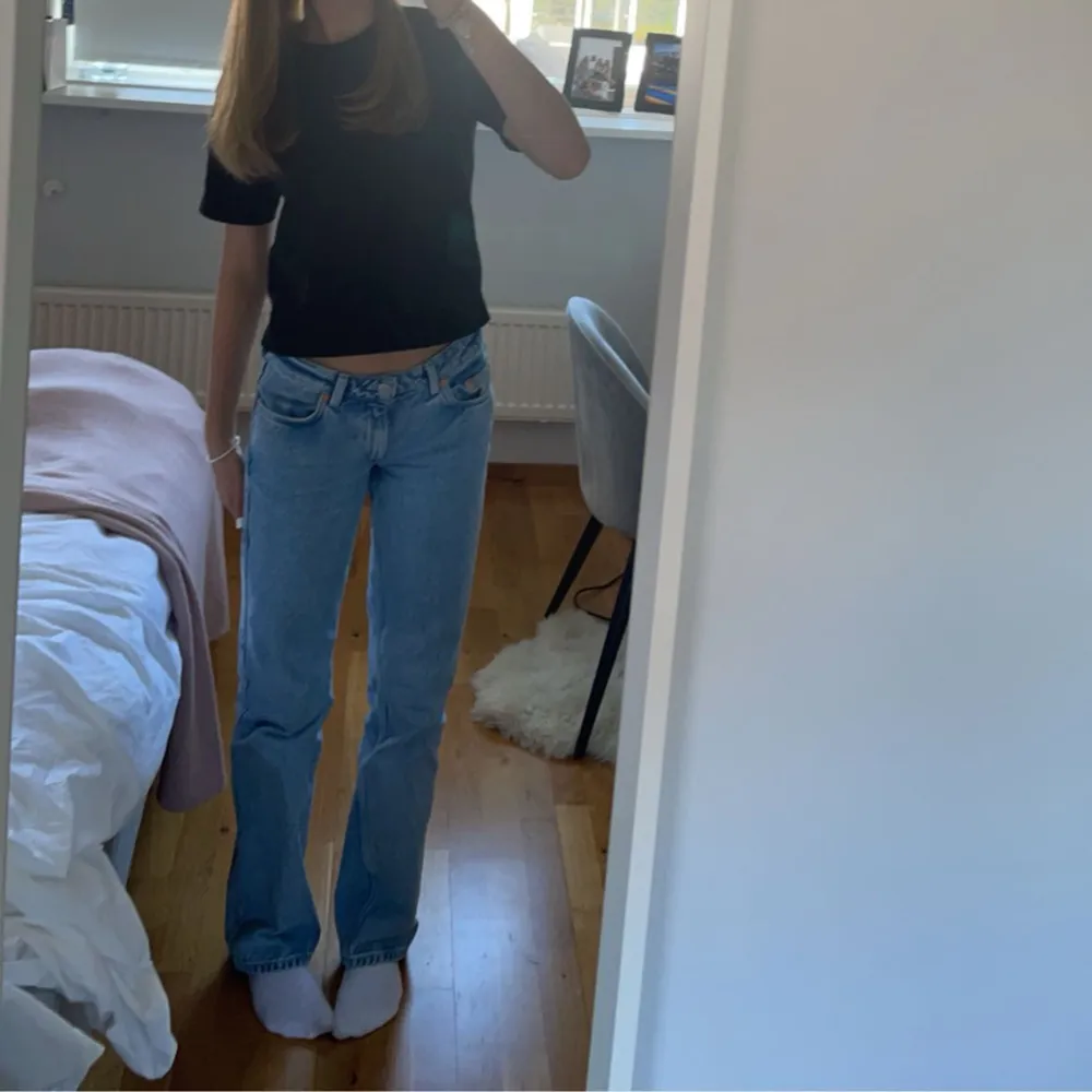 Ett par weekday jeans i modellen arrow⭐️Perfekt till alla olika tillfällen, kyligare sommardagar, fest, vardags mm. Väldigt fint skick och sitter perfekt på. Säljer pågrund av att dem blivit för små💗strl W 24 L 32💗 nypris 600 kr. Jeans & Byxor.