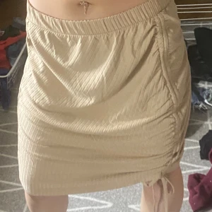 Kjol - Ok skick priset är absolut diskuterbart och har du funderingar så tvecka inte på att höra av dig🥰