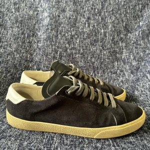 Saint Laurent sneakers - Ett par riktigt feta svarta saint Laurent skor i mycket fint skick! Skorna är i storlek 40 men sitter som en storlek större! Endast skorna medkommer!  DM vid intresse !