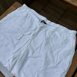 Vita Linnebyxor Bik Bok i storlek L - Använda/tvättade endast 1 gång! Kritvita linnebyxor från BikBok i storlek Large.