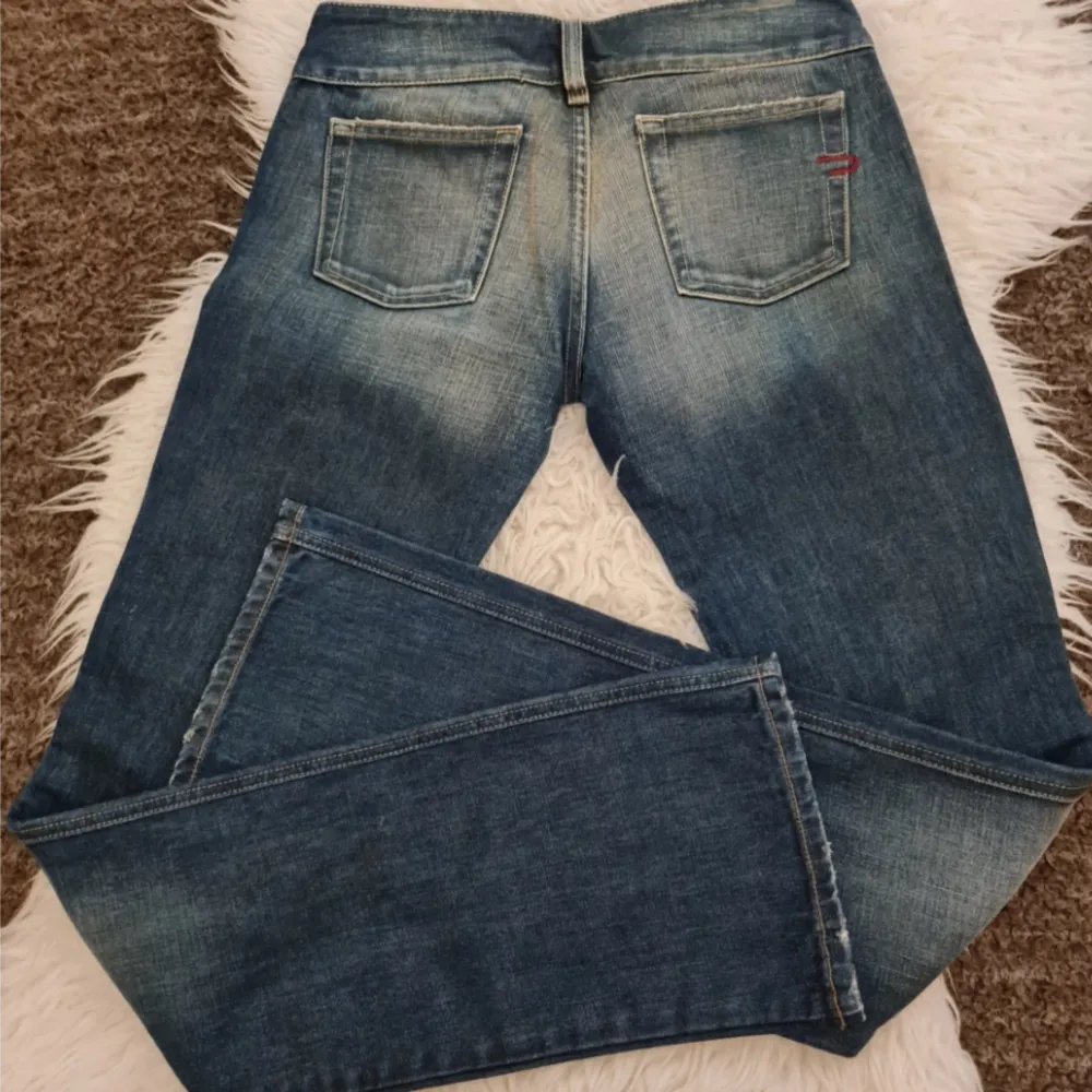 Sjukt snygga bootcut jeans som är köpta på Vestiaire collective! Tyvärr var de lite för små för mig. Ytterbens längd är 104cm och innerbenslängd 86cm. Pris kan diskuteras. Skriv för fler bilder!❤️ . Jeans & Byxor.