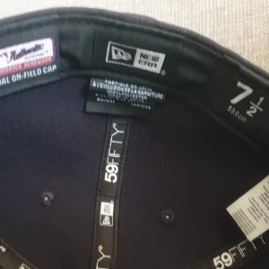 New Era Keps - Säljer denna keps pga att den är för liten för mig. Den är i extremt bra skick (9.5/10) och har inga konstigheter. Köpte den sommaren 2023 för 499 + frakt i Hatstore.   Vid fler frågor eller funderingar, skriv gärna! Mvh.