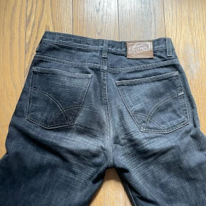 Midwaist gråa jenas - Lågmidjade grå jeans från Gas Jeans som är raka