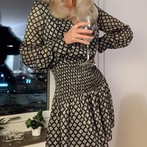 Zara klänning - Säljer denna fina klänningen! 💗