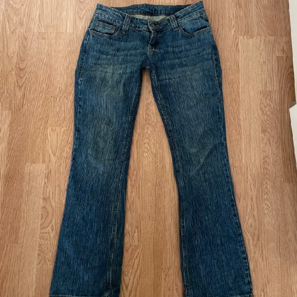 Säljer dessa super snygga jeans från Brandy Melville då de är lite förstora för mig! De är i jättefint skick och nästintill oanvända. Hör gärna av dig om du har frågor!☺️🤍. Jeans & Byxor.