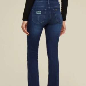 Säljer mina blåa bootcut lois jeans i storleken 27/30.  Jeansen är knappt använda och därför i väldigt bra skick! ;) Ord pris - 1899kr