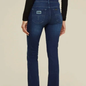 Lois Jeans  - Säljer mina blåa bootcut lois jeans i storleken 27/30.  Jeansen är knappt använda och därför i väldigt bra skick! ;) Ord pris - 1899kr