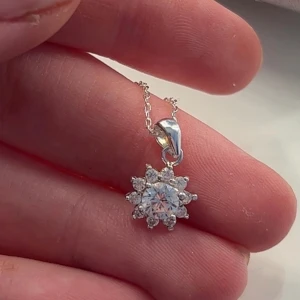 Säljer detta superfina armband från albrekts guld i äkta silver. Aldrig använt då jag använder guld!! - Halsbandet är som nytt då det aldrig har använts. Det är köpt från albrektsson och är i äkta silver. Det är verkligen så fint. Köpt för cirka 600kr
