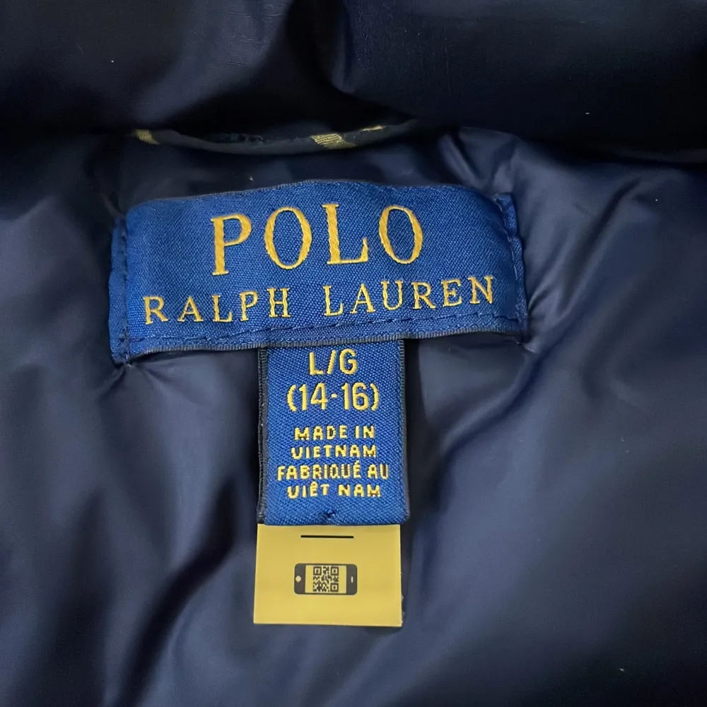 Polo Ralph Lauren vinterjacka som passar perfekt på mig som är 165cm lång. Jackan är för 14-16 år och är mörkblå med rött märke. Jackan är i nyskick och använd ett fåtal gånger.. Jackor.