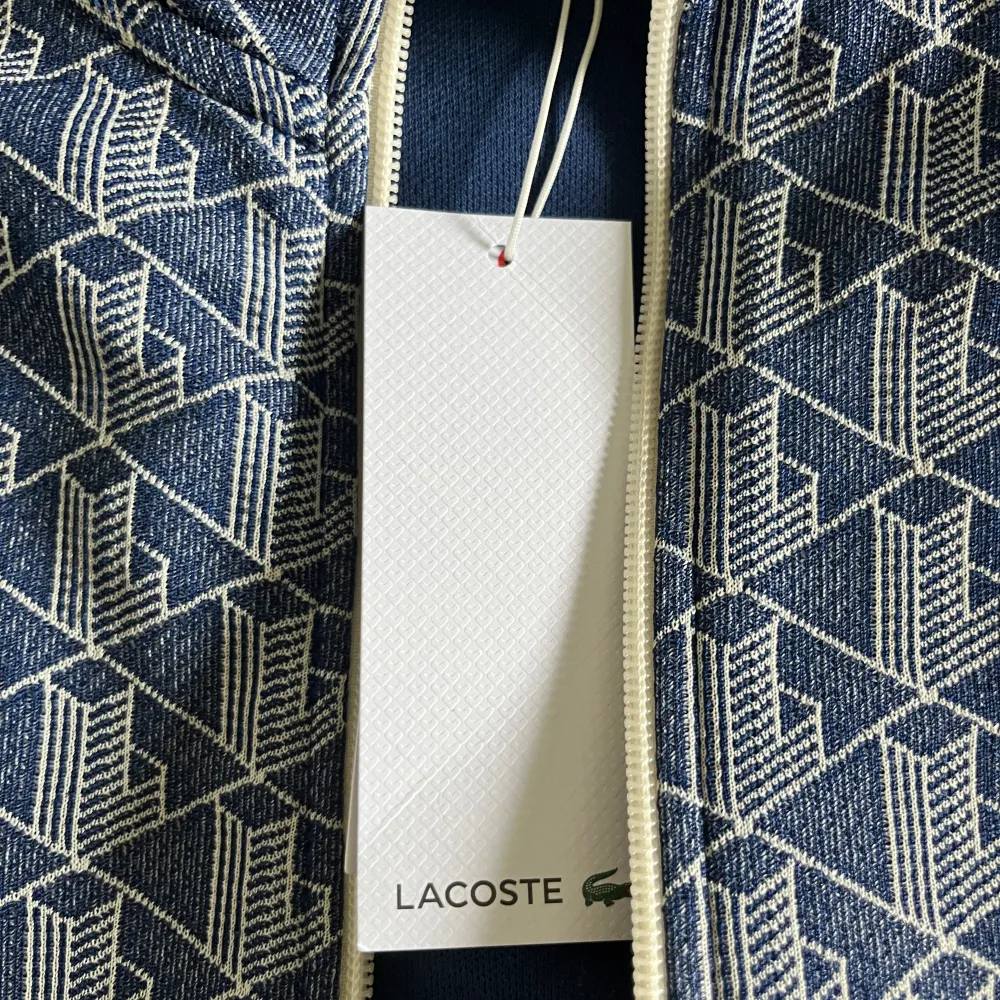 Säljer min Lacoste tröja i storlek L. Helt nytt skick. Tagg fortfarande kvar på tröjan.. Hoodies.