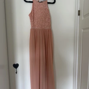 Klänning - Jättefin balklänning. Använd en gång. Står ingen storlek men passar mig som brukar vara antingen 36 eller S.