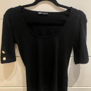 Hejj💗 Jag säljer denna tröja ursprungligen från Zara men köpt på sellpy. Använt tröjan 2 ggr men eftersom den köpt på sellpy(secondhand) så vet jag inte hur använd den är. Men de är inga synliga defekter och skick är 8/10. Kommer ej till användning💗