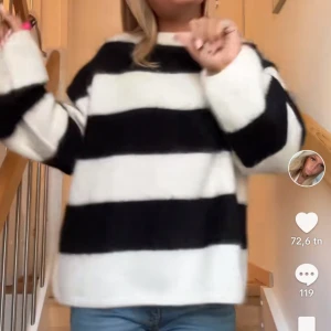 Randig stickad tröja - Säljer min fina stickade mochair tröja från H&M, nypris runt 1000kr, dessutom slutsåld. 