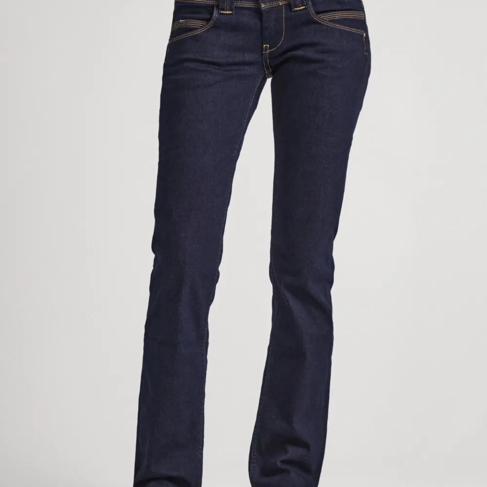 Ett par pepe jeans som aldrig är använda, i en mörkblå färg, Low straight leg. Storlek 25/32  LÅNADE BILDER! Skriv privat för fler💗. Jeans & Byxor.