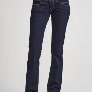 Ett par pepe jeans som aldrig är använda, i en mörkblå färg, Low straight leg. Storlek 25/32  LÅNADE BILDER! Skriv privat för fler💗