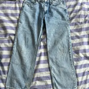 Säljer åt min bror då han växt ur. Ljusblå jeans från HM i loose modell. I storlek 158. Bra skick.  Säljs för 80kr
