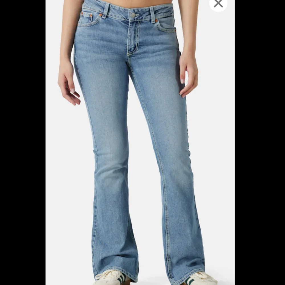 Säljer ett par Lågmidjade jeans från Junkyard i storlek S. Ny pris 600kr men säljer för 370kr. Säljer för de inte riktigt är min stil och tycker inte de passar på mig!💙 Använda 1 gång bara. Jeans & Byxor.
