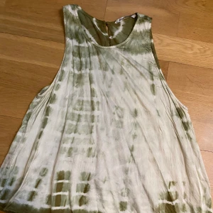 Säljer denna ascoola tröjan!💓 - På lappen står det L men passar mig som annars brukar ha strl S!!💓