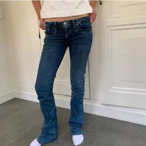 Säljer mina ltb jeans i ”Valerie”  Säljer för att dom aldrig använts. Inga defekter på dom och dom är som nya. Köptes för 800 kr. Bara att fråga om fler bilder eller funderingar🙌🏼 lite långa på mig som är 167