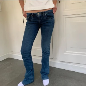 Ltb jeans  - Säljer mina ltb jeans i ”Valerie”  Säljer för att dom aldrig använts. Inga defekter på dom och dom är som nya. Köptes för 800 kr. Bara att fråga om fler bilder eller funderingar🙌🏼 lite långa på mig som är 167